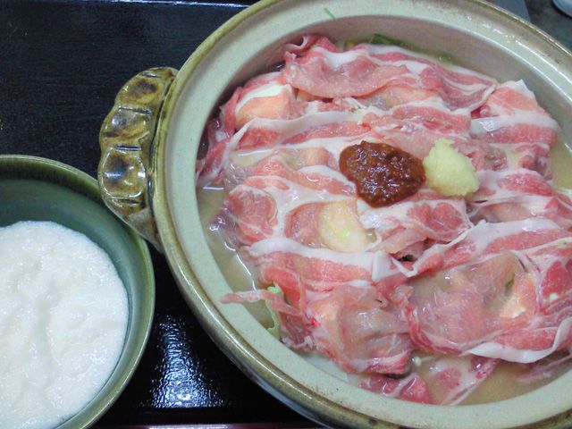 ★味よし「お鍋のご紹介！豚（ぶた）とろろ鍋で～す♪」