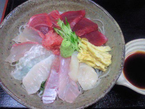 ★味よし「自慢の鮮魚でちらし寿司です！！」