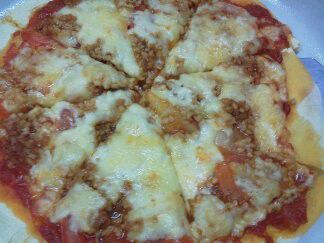 ★味よし「こちら人気の納豆とチーズのピザ！」
