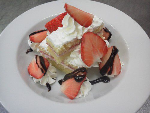 ★味よし「さすが、鉄板！？苺のケーキの魅力！」