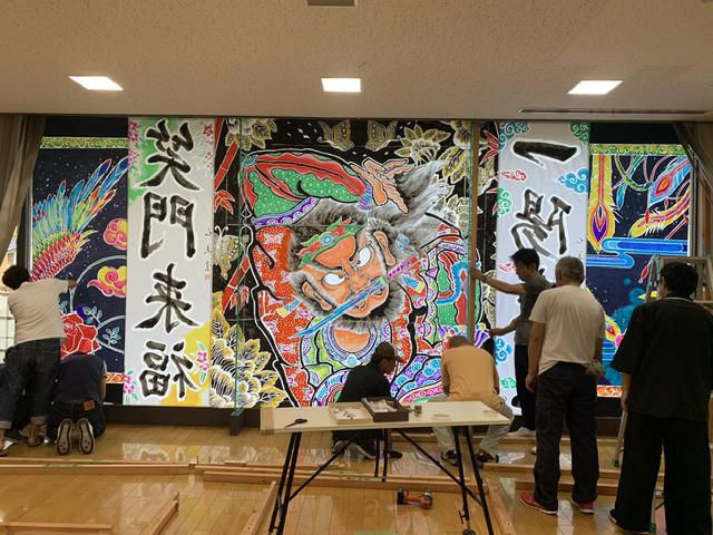 ねぷた絵点灯準備中