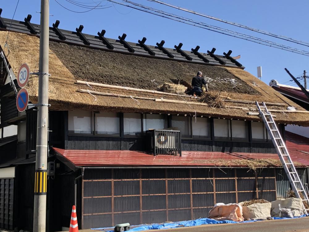 本家すじの茅葺屋根