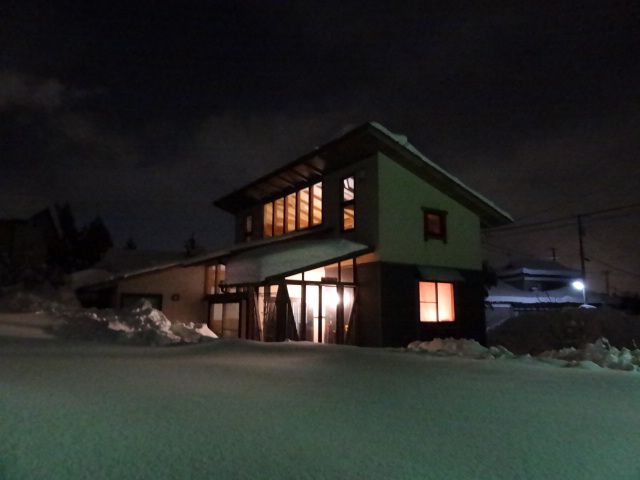大雪に埋もれる実家。