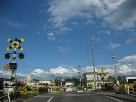 米坂線踏切で