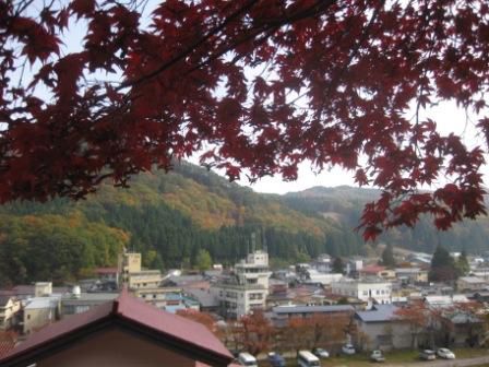 温泉街を一望