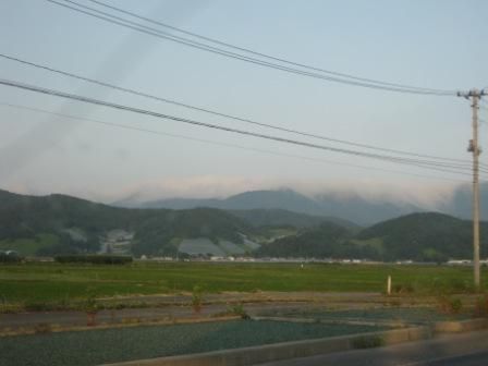 嶺越しに