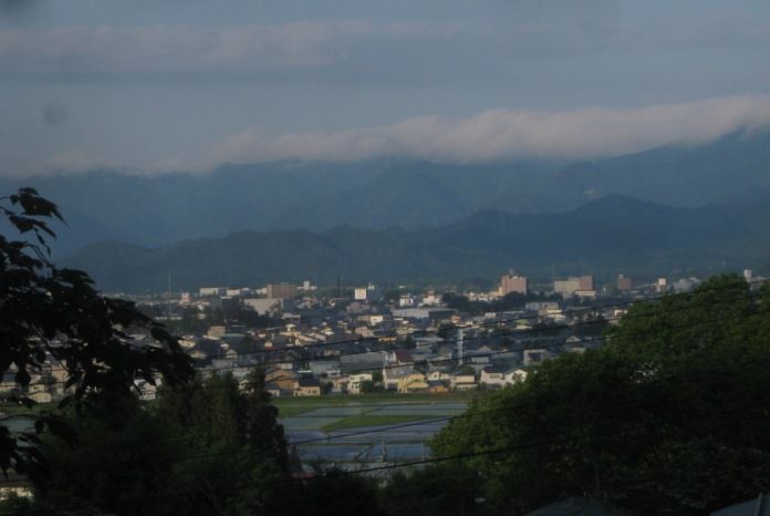 東の峰に