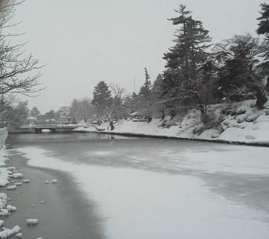 雪のお堀端