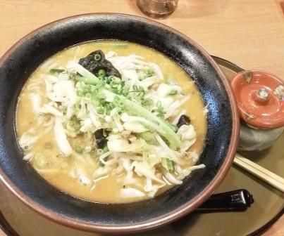 三宝亭で野菜たっぷり味噌ラーメン