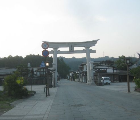 鳥居の前で