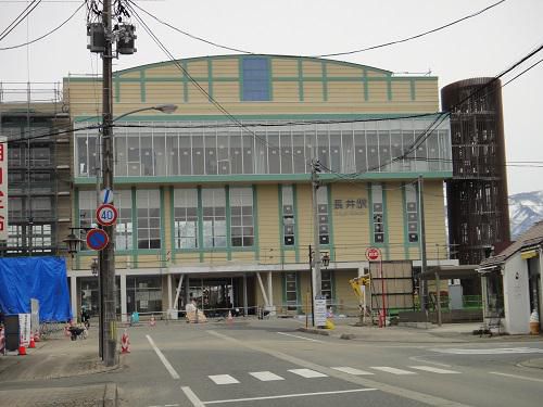 《バラ庭》つれづれ～・・ベールを脱いだ長井駅舎！
