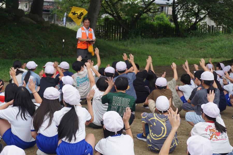 休み時間に地震発生!(避難訓練です)