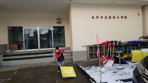 2/3（金）＃６３２　力強い助けです。ありがとう今週の雪かきボランティアのみなさん。
