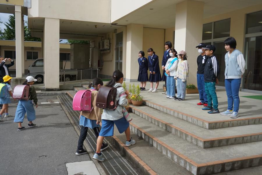小中連携あいさつ運動の初日です