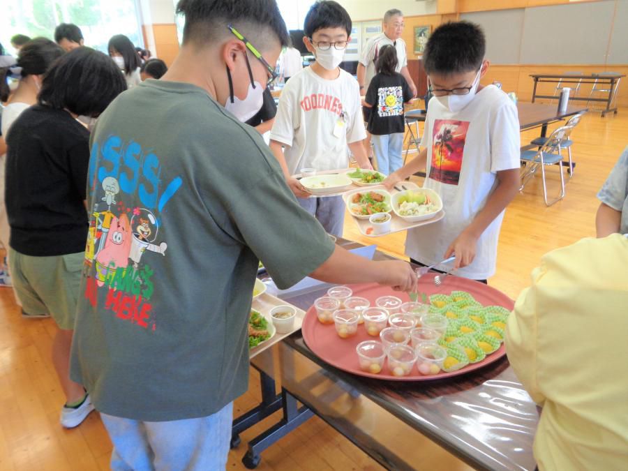 ６年生のバイキング給食