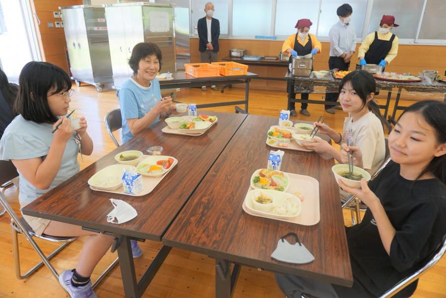 ６年生の特権、バイキング給食！