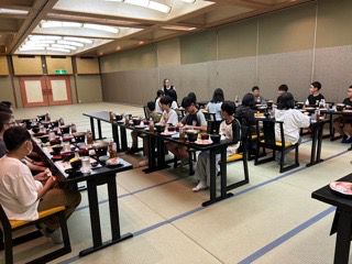 修学旅行1日目、反省会へ
