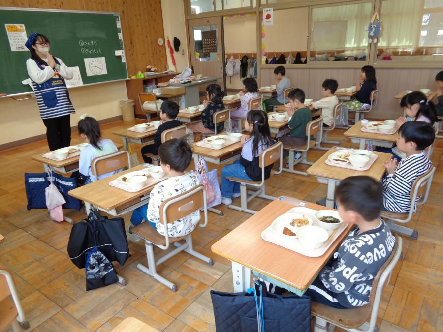 １年生、はじめての給食！
