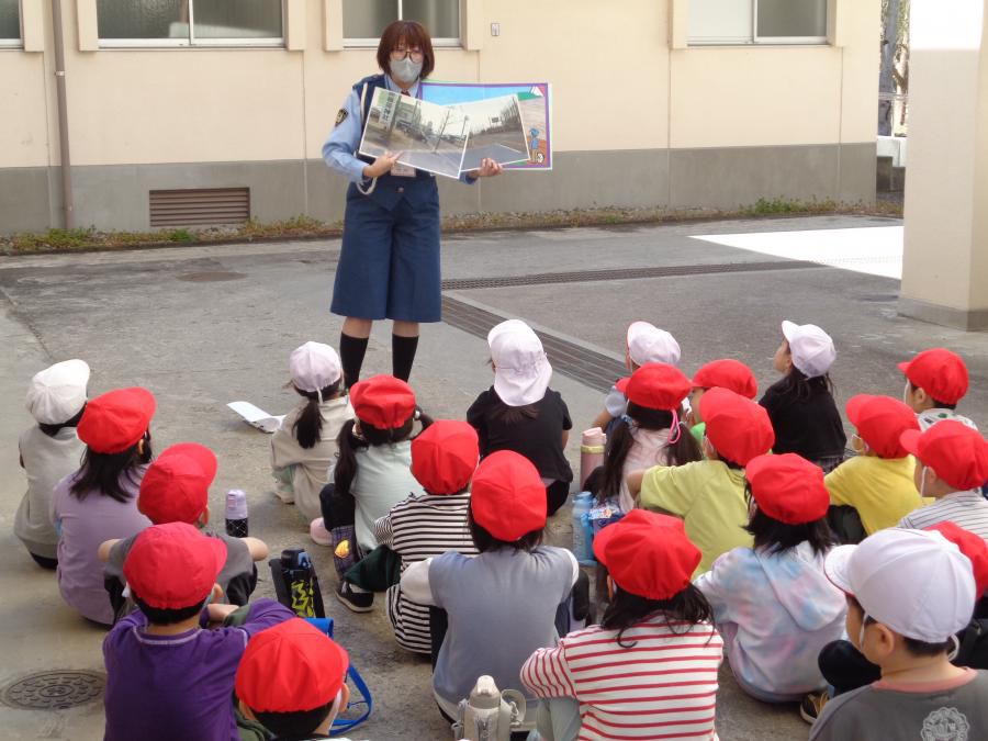 晴天の下で交通教室を実施！