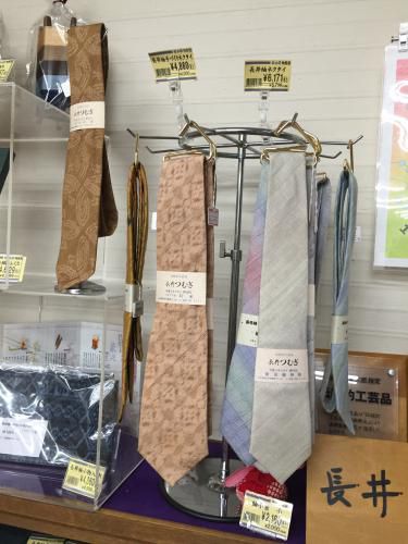 長井の特産品、長井紬とけん玉と。