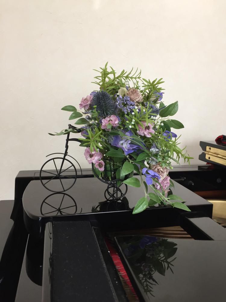 三輪車に乗って…｜えがお花-アーテイフィッシャルフラワー