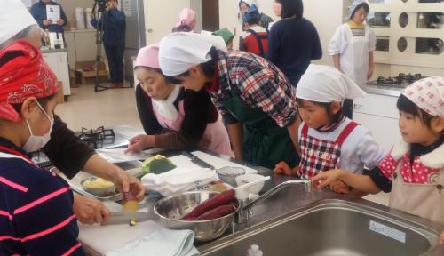 今年最後の小学生講座、「郷土料理講座と親子料理教室」がコラボしました