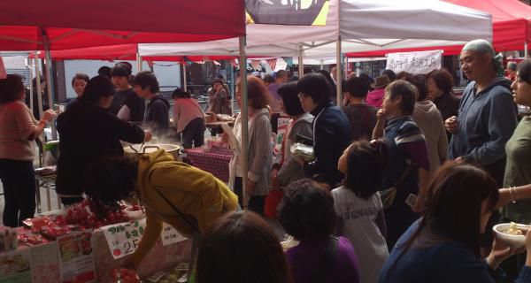 こんな長蛇の列は初めて・・・１１月の「座の市」は芋煮と牛串が大好評！