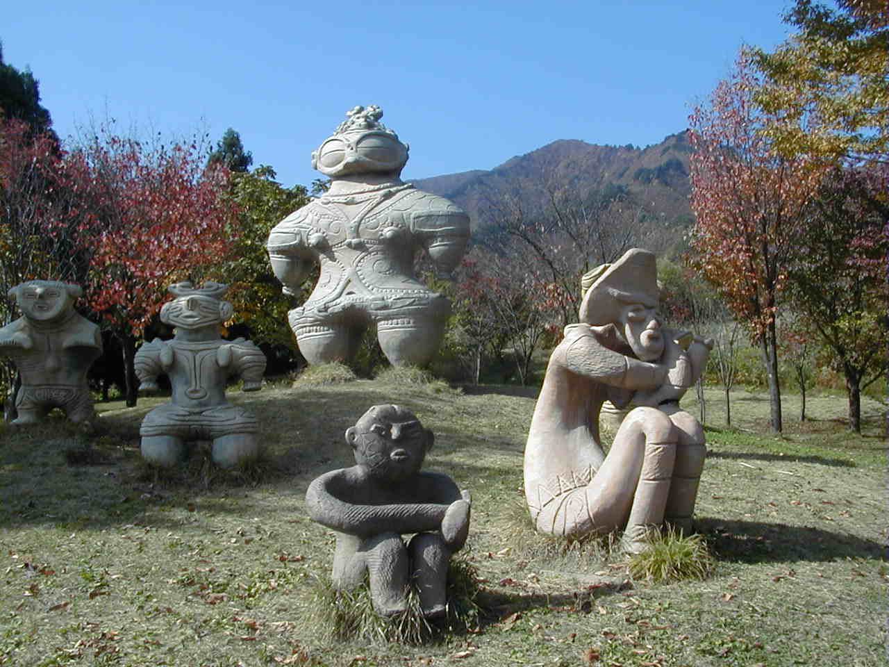 人間味溢れる表情が魅力です「土偶の広場」