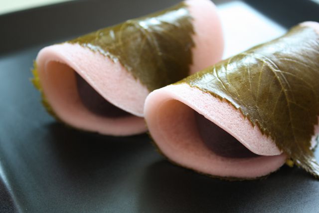 【2009年】発売中！「さくら餅」 ４月は小豆こし餡