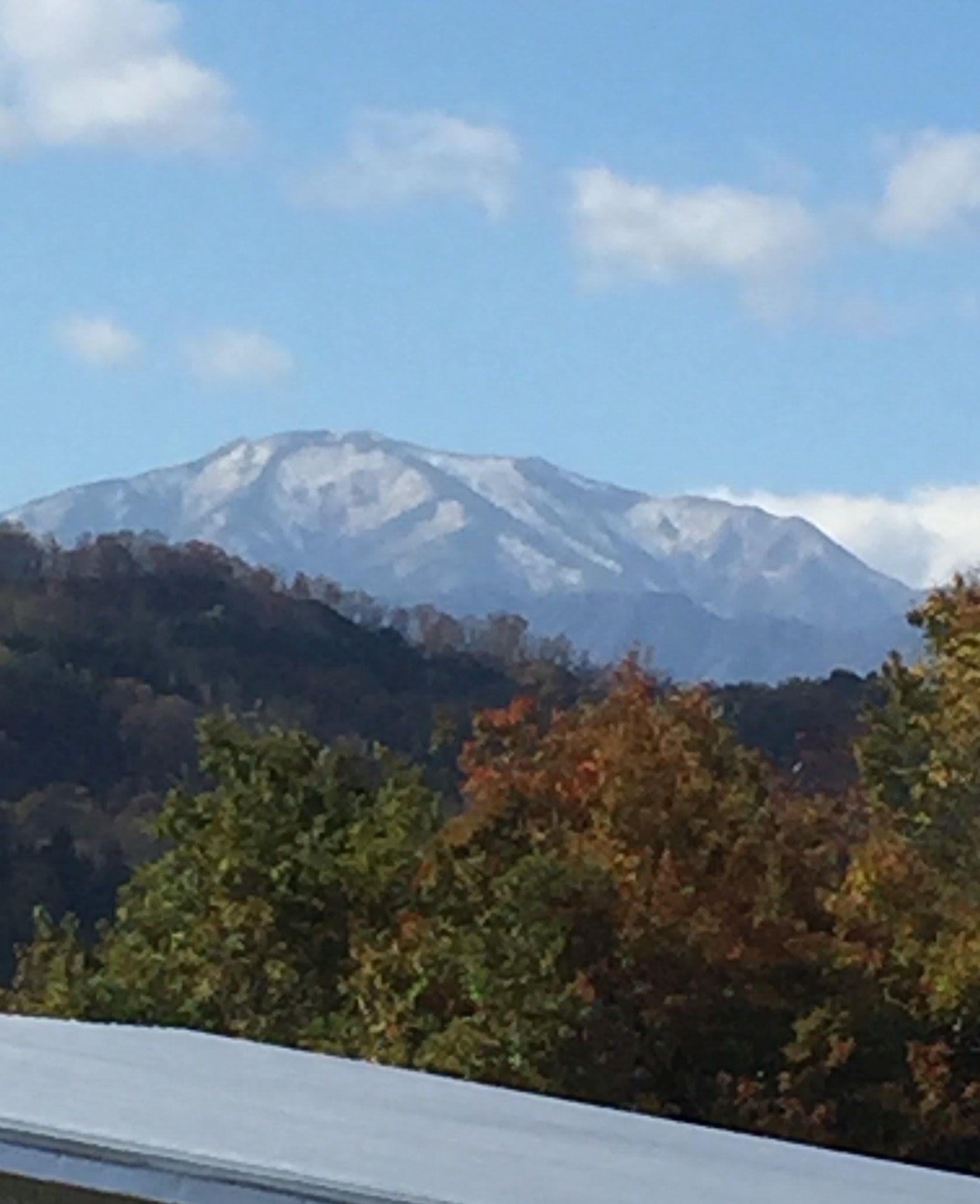 おーい　雪だぞー　飯豊山に　雪見えるぞー