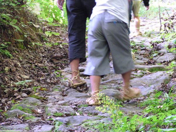 神妙に歩く