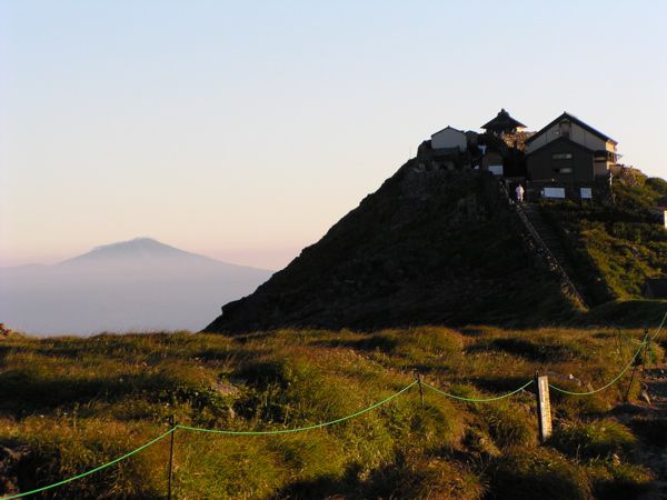 早朝の月山