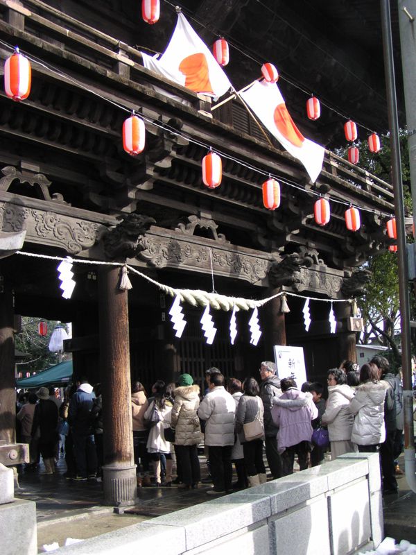 山門前で