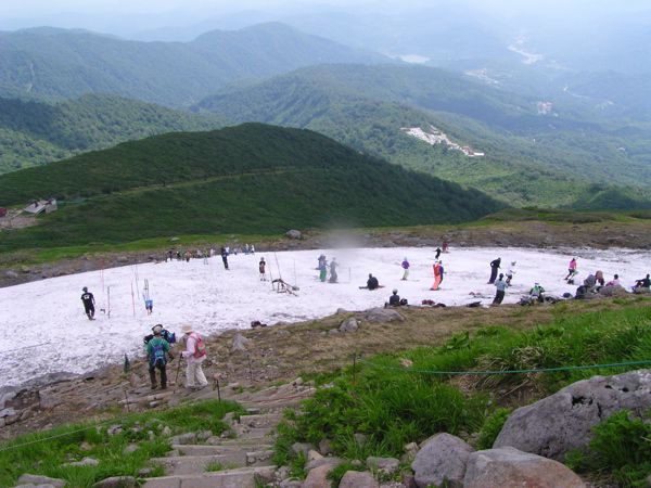 雪渓を楽しむ