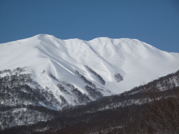 雄大な湯殿山