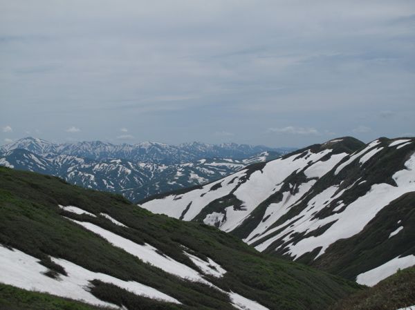 山間に