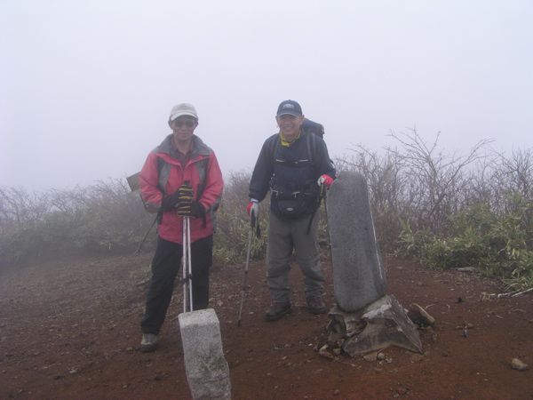 山頂に立つ