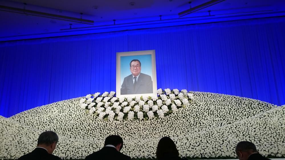 春一日恩師の遺影仰ぎけり