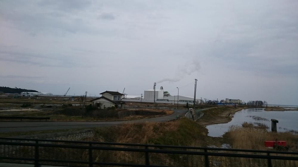 春塵や廃墟の町の焼却炉