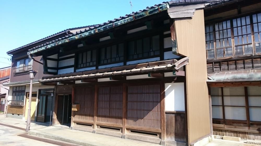 あたたかや千本格子石畳道