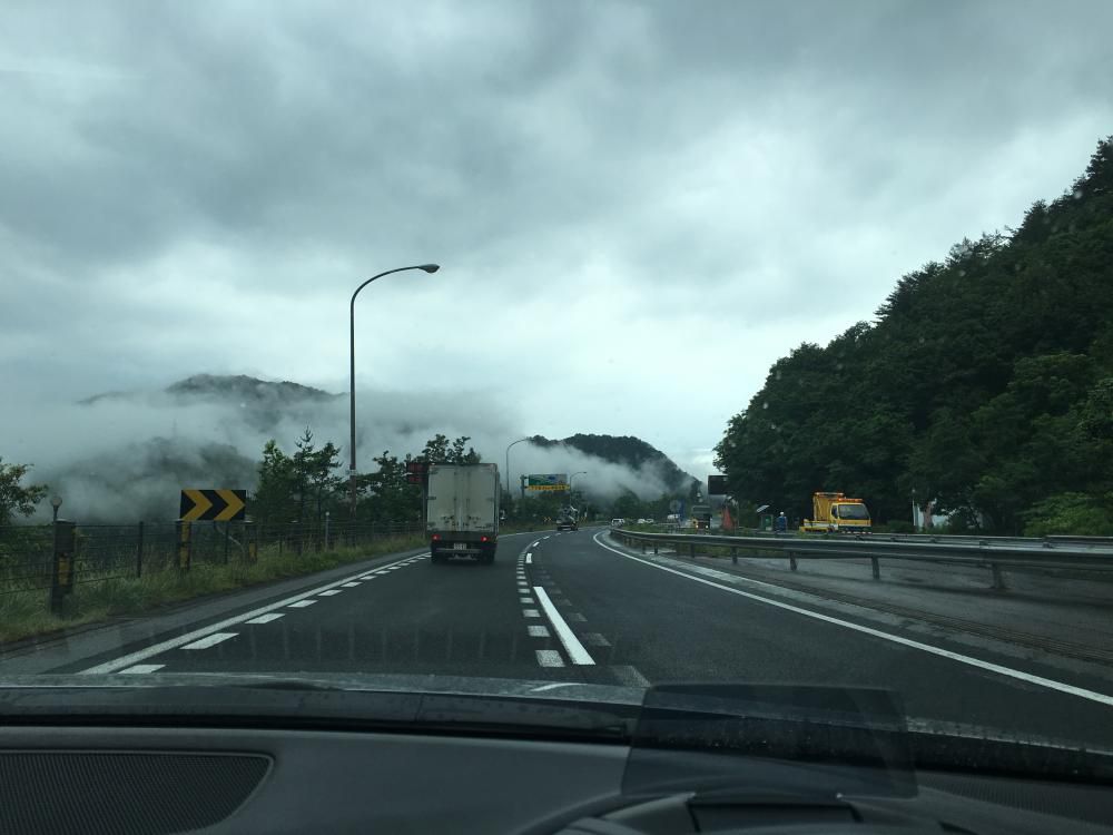 石楠花や霧迫り来る高速路