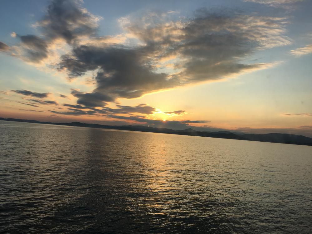 凪の瀬戸島々浮かぶ夕焼けかな