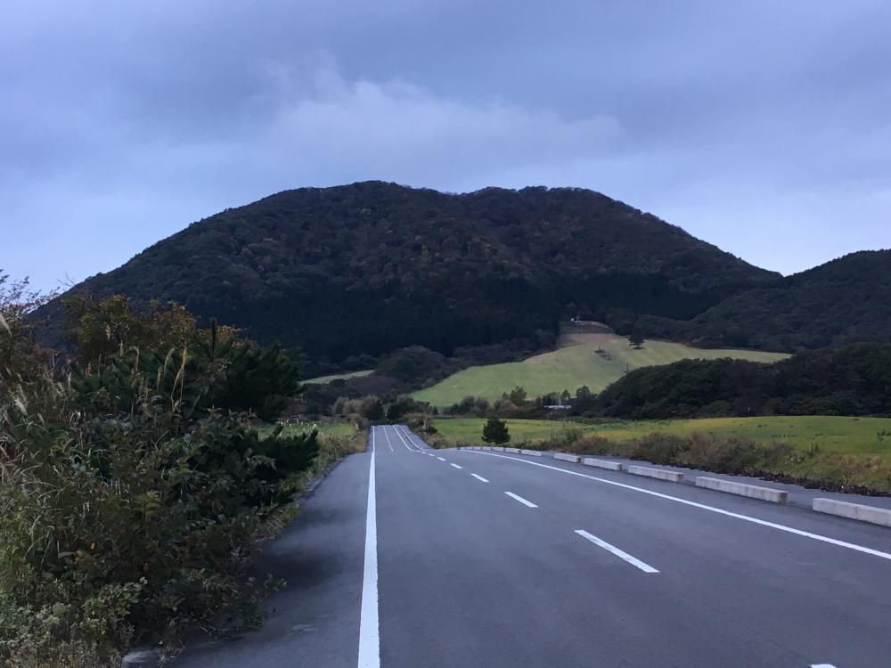 正面に薬らい山や黍嵐