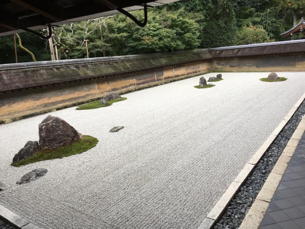 石庭を飾る秋なし龍安寺