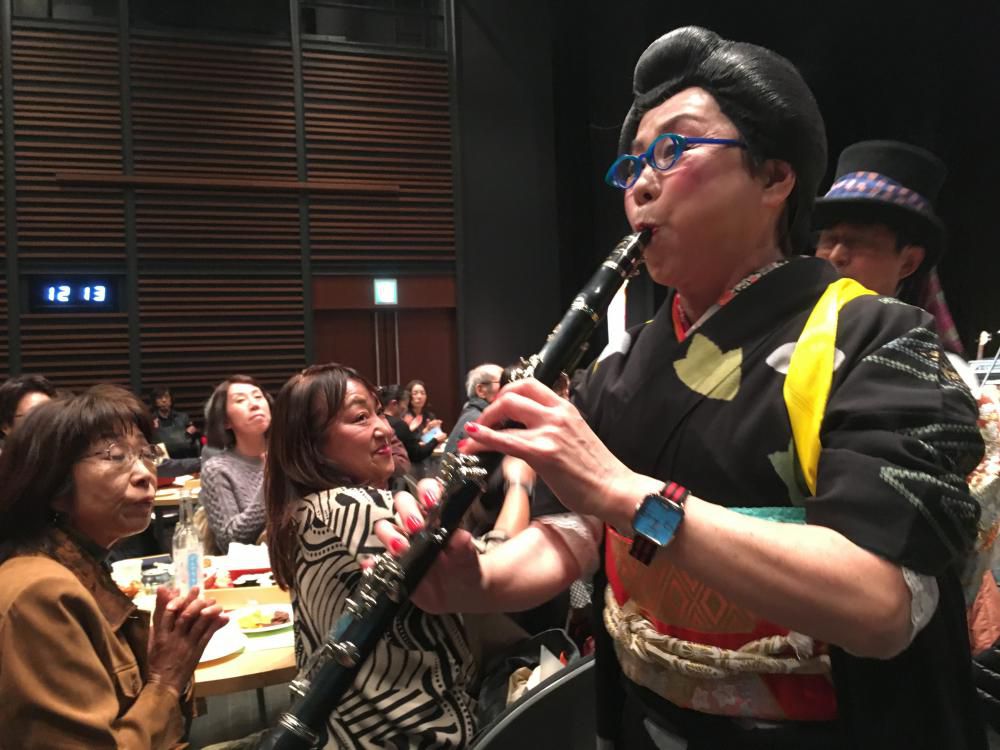 秋晴れやジャズも演歌もチンドン屋