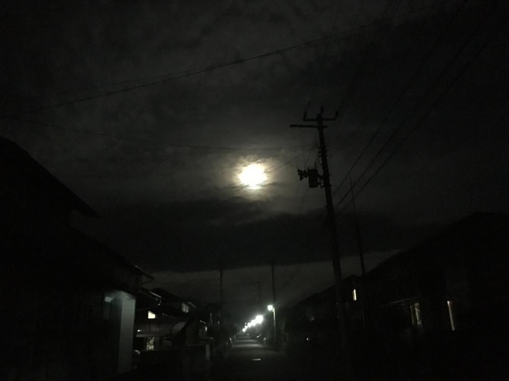 一夜明けスーパームーン輝けり