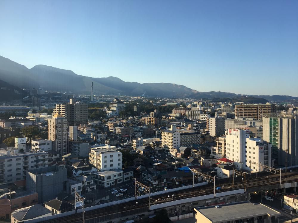 寂れたる別府の街や春を待つ