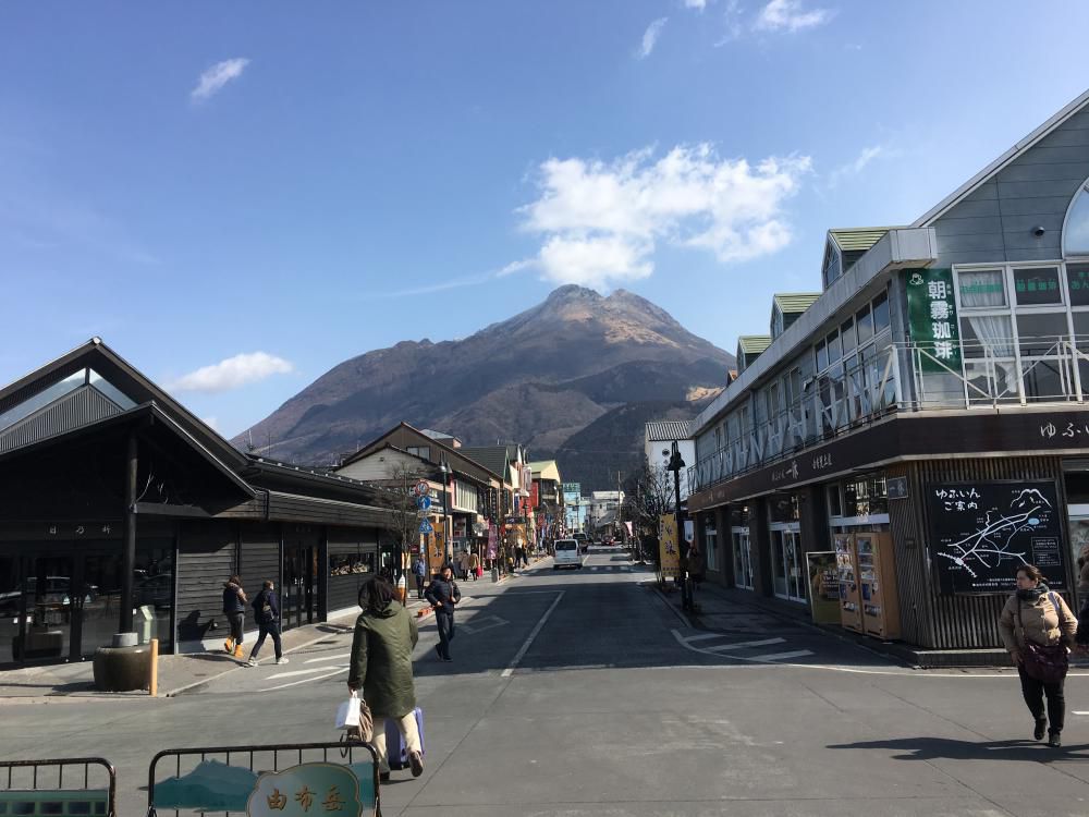 由布岳の頂白くそぞろ行く