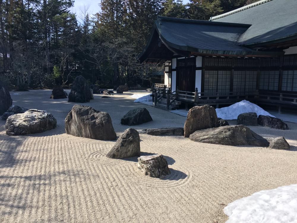 石楠花の芽吹きも見ゆる蟠龍庭