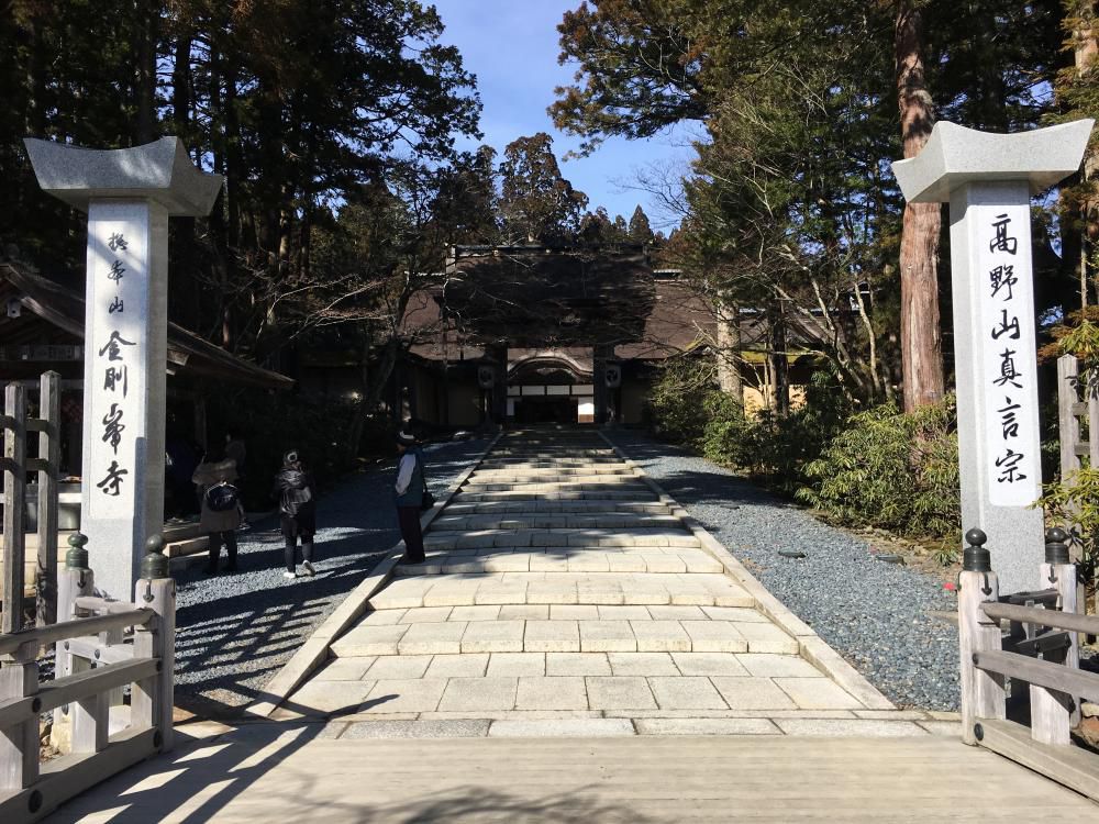 悠久の金剛峯寺や春の風